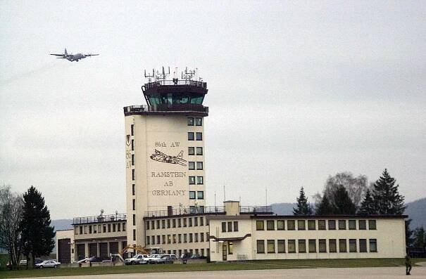 Letoun C-130 Hercules přelétá nad řídící věží... | iROZHLAS - spolehlivé zprávy