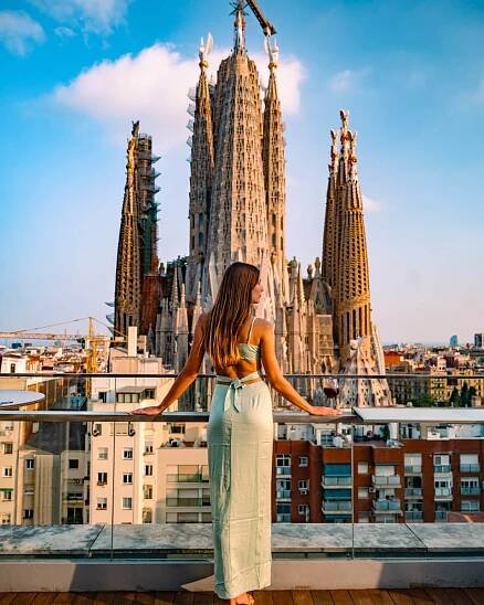 rooftop bar view over the Sagrada famlai in Barcelona, is on of the best photo spots in Barcelona