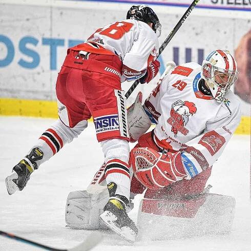 Utkání 36. kolo hokejové extraligy: HC Vítkovice Ridera - HC Olomouc, 28. prosince 2021 v Ostravě. (zleva) Tomáš Černý z Olomouce a Brankář Olomouce Jan Lukáš.