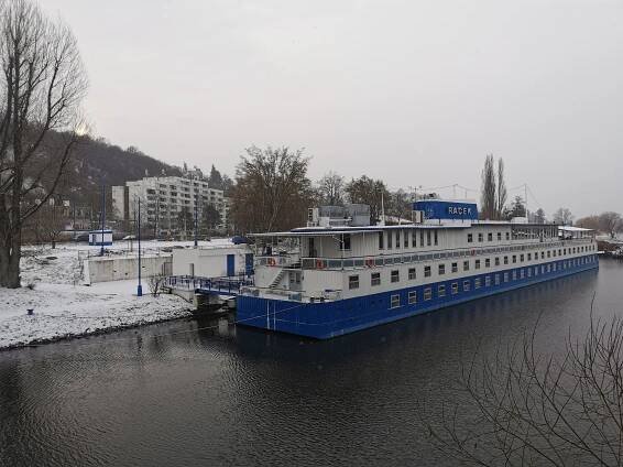 Buenos días! Na recepci plovoucího hotelu Racek začíná zasněžený den