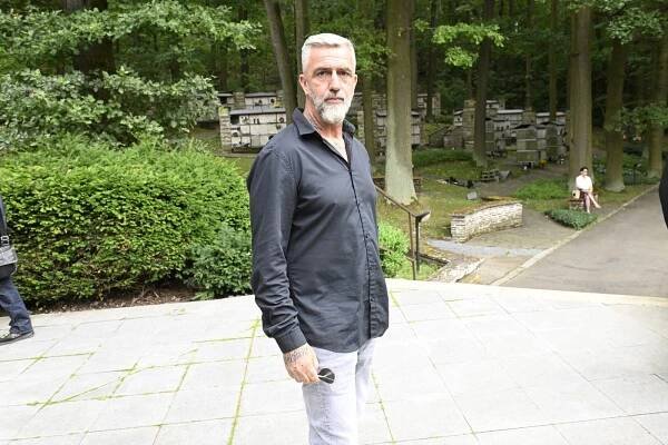 Syn herečky Ivy Hüttnerové vymlátil kadeřnictví, pak se přihlásil na policii
