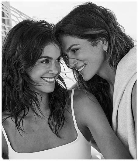 Zůstalo to v rodině: Cindy Crawford nafotila skvělou kampaň s dcerou Kaiou, fešným manželem i synem