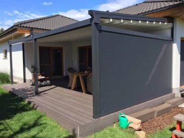 Co funguje lépe proti větru a slunci? Praktické srovnání dvou typů zastínění