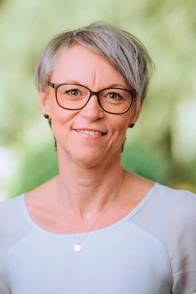 Portraitfoto von Personal und Kultur Service-Unit Leiterin Angelika Arnold.