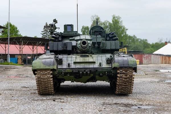 Tank T-72 M4CZ: Je jen náš, umí se kamuflovat, a pokud na něj ukážete laserem, začne nadměrně kouřit