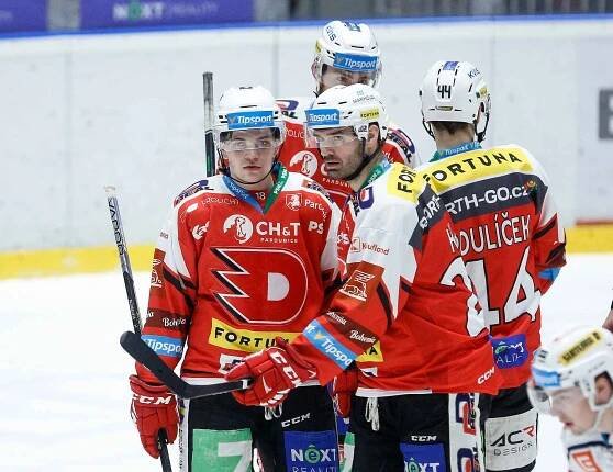 Hokejové utkání Tipsport extraligy v ledním hokeji mezi HC Dynamo Pardubice (v bíločerveném) a HC Rytíři Kladno (v bílomodrém) v pardudubické enterie areně.