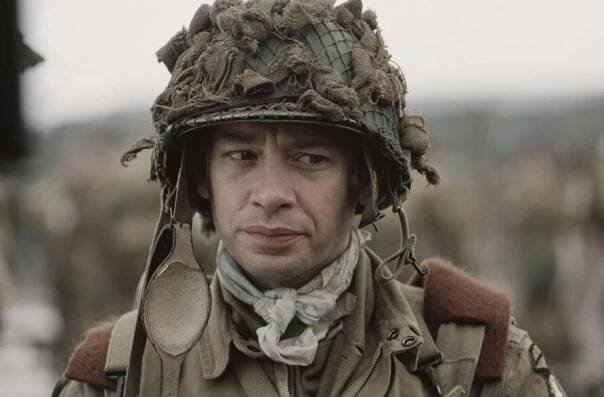 Dexter Fletcher jako voják v seriálu Bratrstvo neohrožených