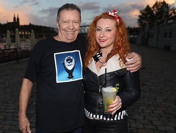 Zpěvák Karel Kahovec ukázal mladší partnerku. Tato zrzka je mladší o 31 let