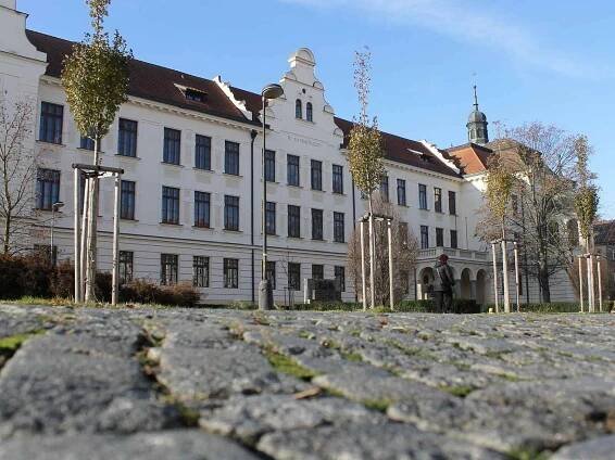 Historická budova Gymnázia Benešov.