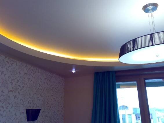 LED pásek pod strešným stropem (45 fotografií): montáž podsvícení diody, způsob provedení a instalace pásky na strop
