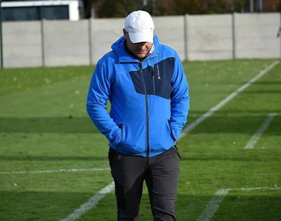 Fotbalisté Kostelce na Hané (červenobílí) zvládli důležitý domácí zápas s Novým Jičínem. Trenér Nového Jičína Pavel Kunc. 5.11. 2023