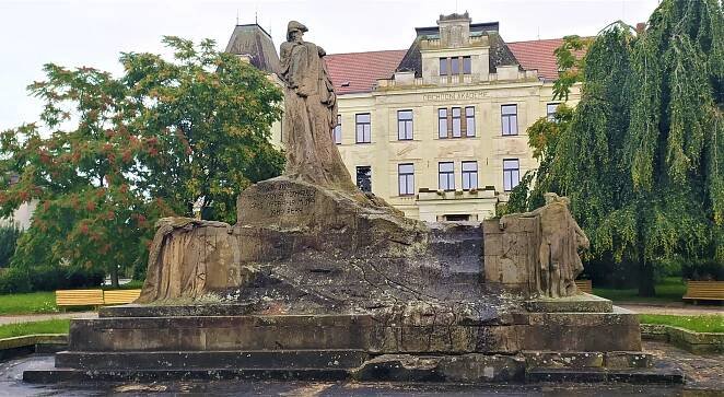 Soubor:Ladislav Šaloun, Pomník mistra Jana Husa, Hořice (1914).jpg – Wikipedie