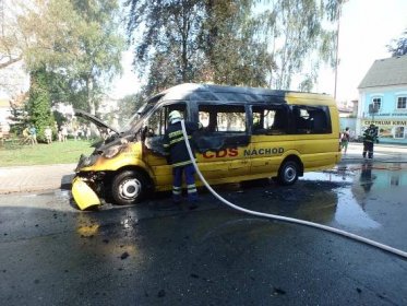 FOTO: Na Náchodsku shořel autobus, nikdo nebyl zraněn | Náchodsko | Z kraje | Hradecká Drbna - zprávy z Hradce a okolí