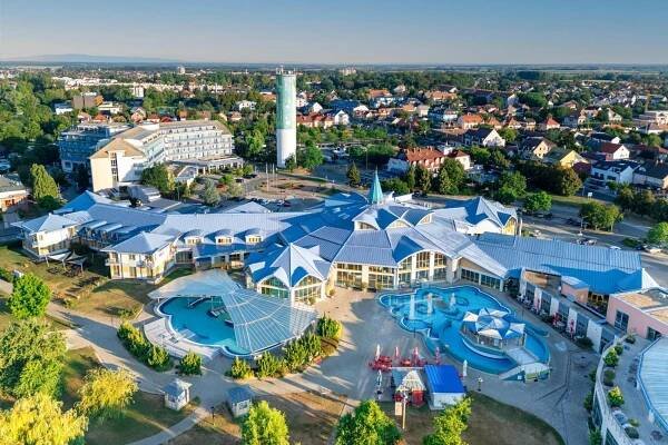 Bazén v ubytování Park Inn by Radisson Sarvar Resort & Spa - All Inclusive nebo v jeho okolí