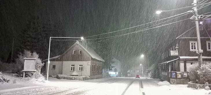 Nová výstraha! Sněží v Jeseníkách, Krkonoších i Jizerkách. O víkendu až -5 °C, sledujte radar Blesku