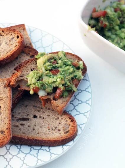 Pravé mexické guacamole s rajčetem a koriandrem