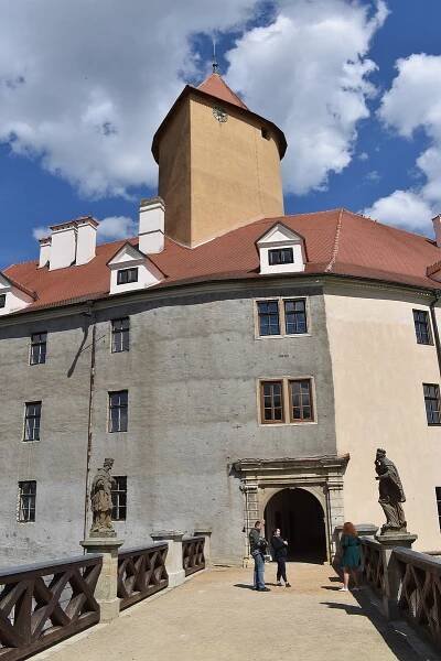 Hrad Veveří nad přehradou přivítal první turisty: opalovali se na nádvoří