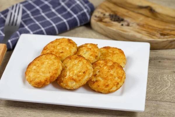 Rösti mohou mít podobu malých bochánků.