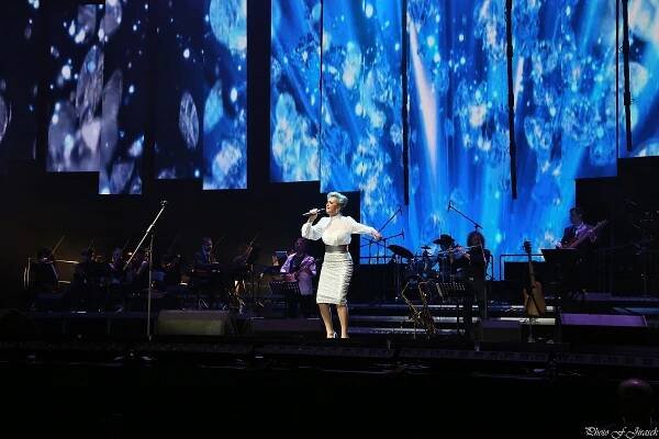 OBRAZEM: Helena Vondráčková slavila v O2 Areně ve velkém stylu