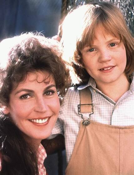 PETE'S DRAGON, Helen Reddy, Sean Marshall, 1977