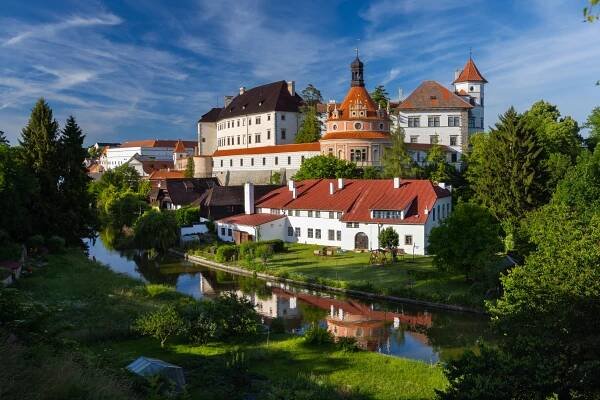 Velikonoční výlety. Za tradicemi do skanzenu, na zámecký jarmark nebo historickým vlakem na hrad