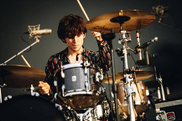 Od frackovství k rockové aristokracii. Arctic Monkeys v Praze slyšelo 19 tisíc lidí