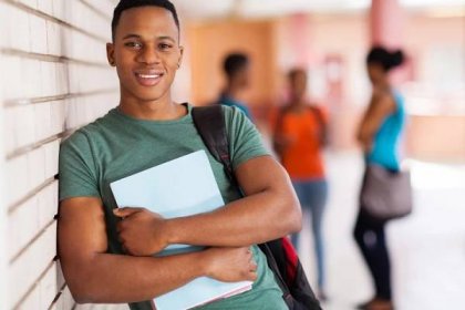 šťastný afroamerický vysokoškolský student - black boy backpack - stock snímky, obrázky a fotky