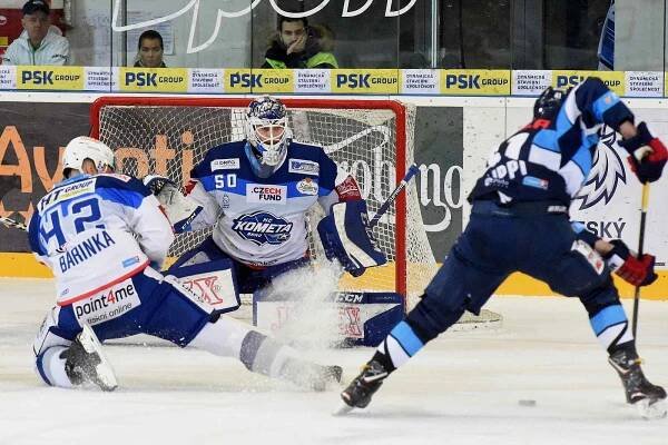 HC Kometa Brno v bílem (Michal Barinka a Karel Vejmelka) proti Bílým Tygrům Liberec (Tomáš Filippi)