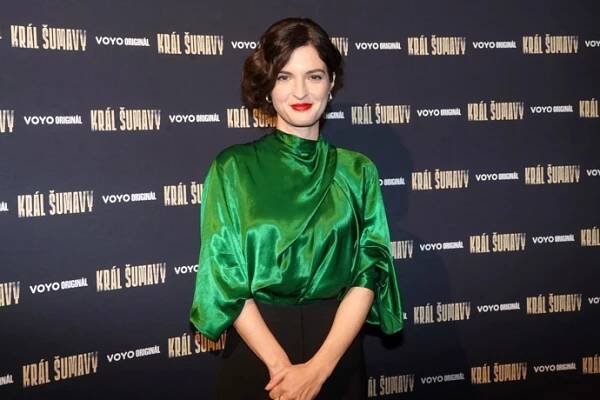 FOTO: Kristýna Ryška na premiéře série Král Šumavy. Styl 30. let jí sluší. – stránka 46