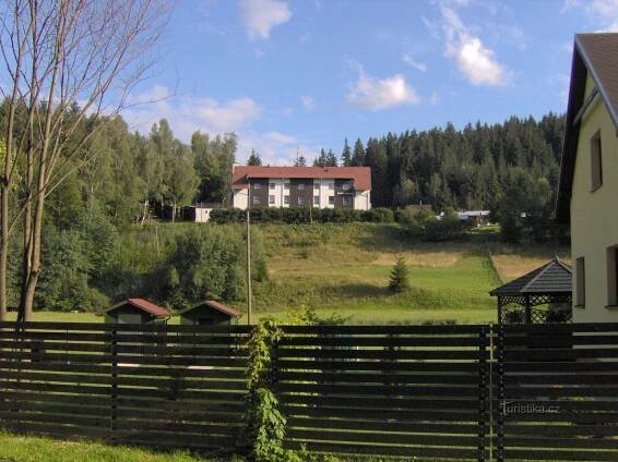 CHata Rohanka a vedle ní sjezdovka