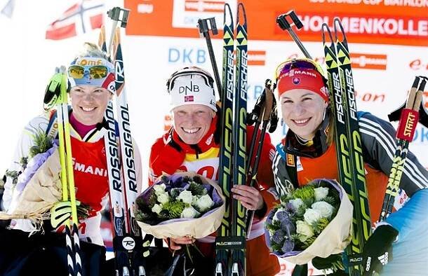 TŘI NEJLEPŠÍ. Stupně vítězů po závodě Světového poháru v Oslu. Zleva druhá