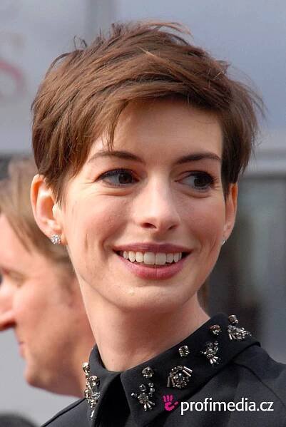 Anne Hathaway - celebrity účes - HappyHair