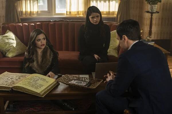 Sarah Jeffery, Melonie Diaz - Charmed - Ambush - Z filmu
