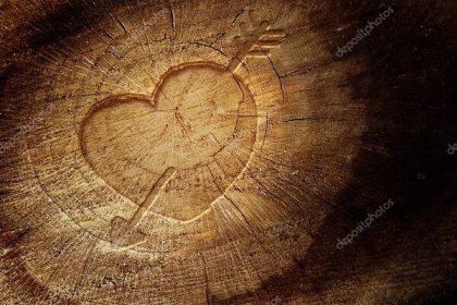 Láska text na dřevěné pozadí