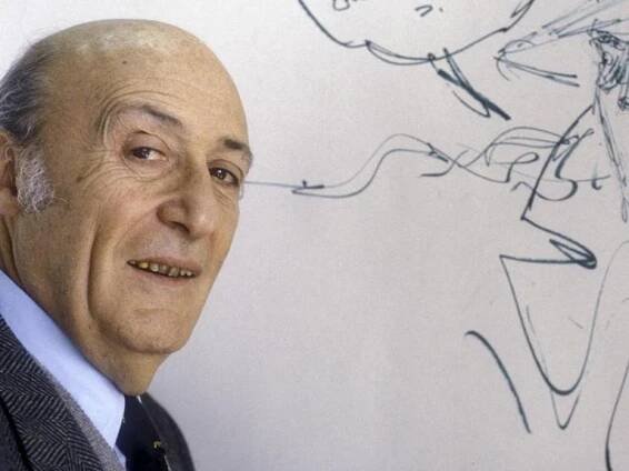 Der Comiczeichner Will Eisner schaut in die Kamera. Im Hintergrund ist ein Zeichnung zu sehen.