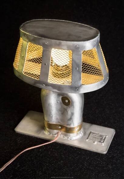 Julian Lamp, lampe en aluminium et en laiton, by Mat Green