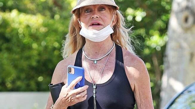 Procházkami to nekončí. Takhle si dává 74letá Goldie Hawn do těla za zavřenými dveřmi