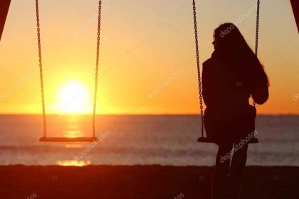 Download - Single woman alone swinging on the beach and looking the other seat missing a boyfriend — Stock Image