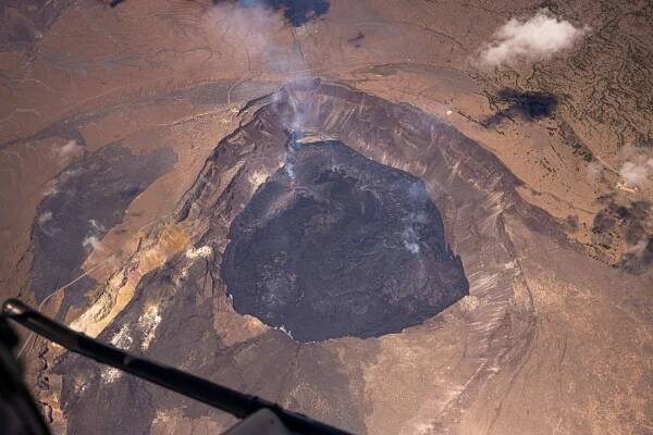 Pohled z vrtulníku na ztuhlý střed kráteru Kilauea s viditelnými stopy nedávné erupce