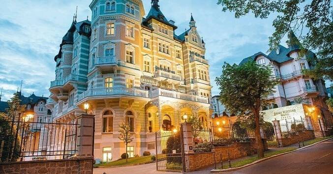 Luxusní hotel sankcionovaného ruského oligarchy ve Varech znovu otevřel. „Cifršpióni“ mu dali výjimku