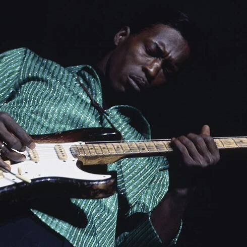 “Her dress tail hit the G string, and it just stayed there with distortion for about 20 minutes.” Buddy Guy reveals the happy accident that taught him about guitar feedback