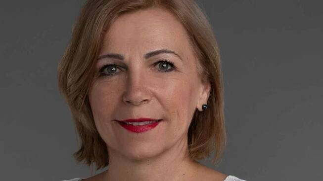 Eliška Olšáková (STAN) 53, Valašské Klobouky, starostka města Valašské Klobouky a vedoucí pracovnice vedoucí správy
