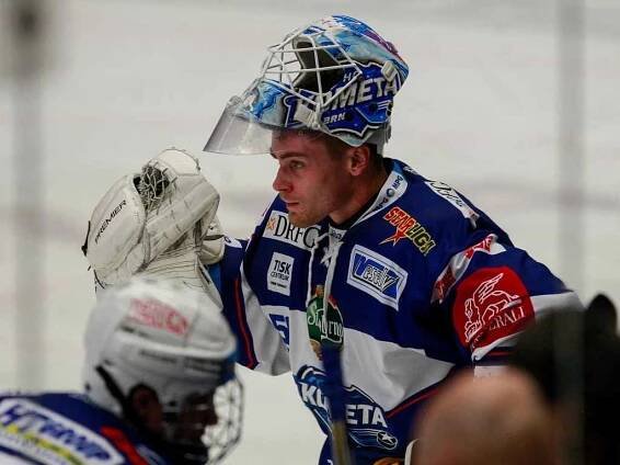 Brankář Komety Karel Vejmelka.