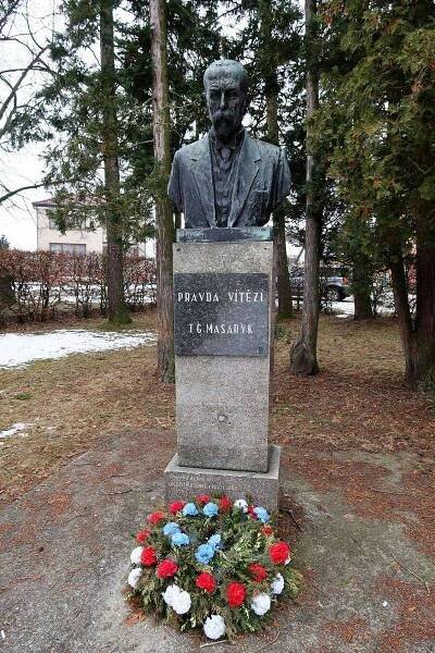 Soubor:Památník Tomáše Garrigua Masaryka v Oseku (Q66565989) 02.jpg – Wikipedie