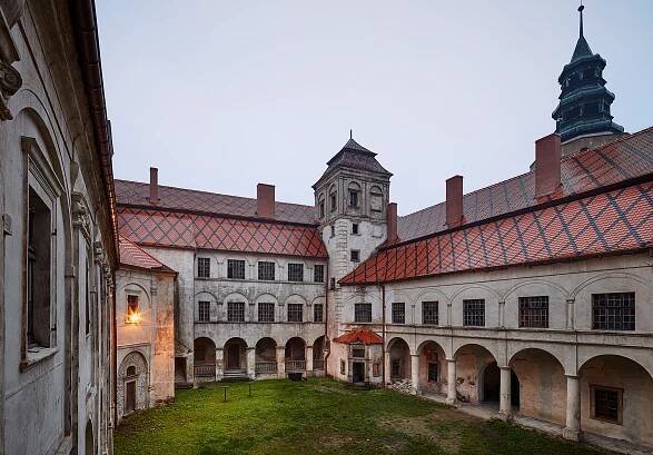 Soubor:Zamek Niemodlin, dziedziniec .jpg – Wikipedie