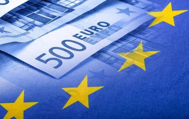 Image with a 500 euro bill and the EU flag
