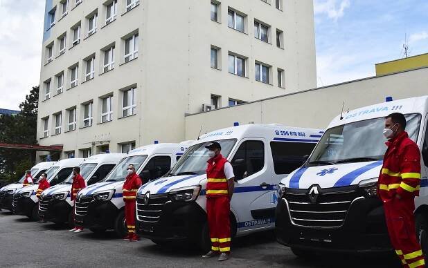 Šest nových sanitek pro Městskou nemocnici Ostrava