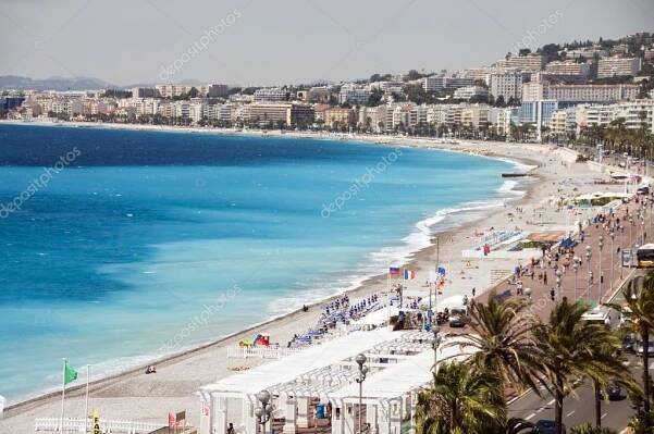 Stáhnout - The French Riviera Cote d'azur Nice France beach on famous Promenade des Anglais hotel lined boulevard — Stock obrázek