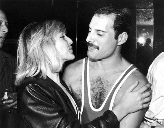 Freddie Mercury se svou životní láskou Mary Austin.