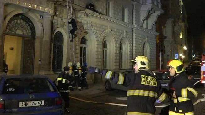 Za tragickým požárem hotelu v Praze nebyla technická závada, mohl za něj člověk